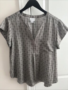 Liz Claiborne Black and White Geometric V-Neck Blouse